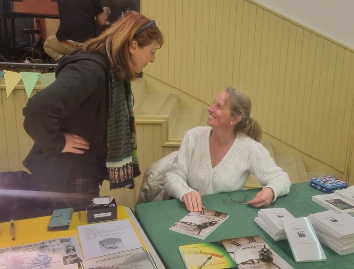 Valérie Beaumont échangeant avec une lectrice lors d’une rencontre autour de ses livres